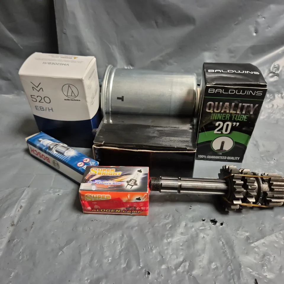 APPROXIMATELY 10 ASSORTED VEHICLE PARTS & ACCESSORIES TO INCLUDE QUALITY INNER TUBE, CAR HALOGEN BULB, BOSCH SPARK PLUG, ETC