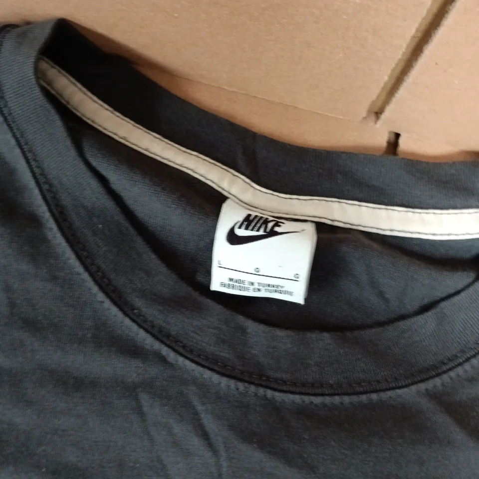 NIKE RAISED LOGO TEE IN DARK GREY - LARGE