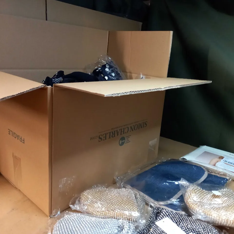 LOT OF APPROX. 15 ASSORTED CLOTHING ACCESSORIES  IN VARYING SIZES/COLOURS/STYLES TO INCLUDE: BRA'S, HAT, BAGS