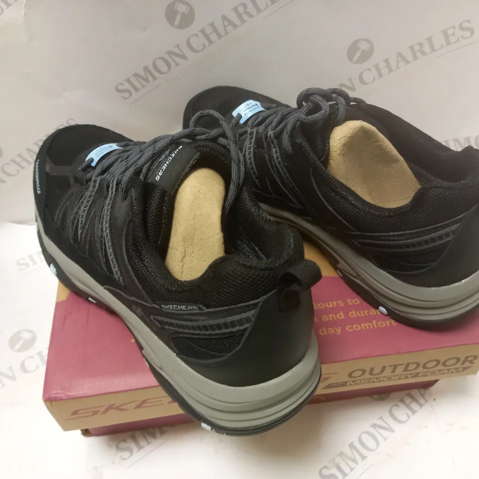 BOXED SKETCHERS BLACK OUTFOOR TRAINERS - SIZE 8