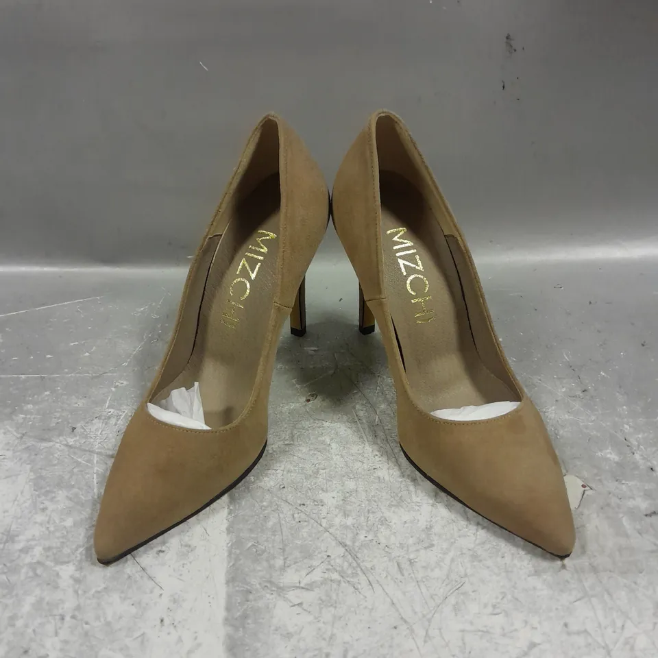 PAIR OF MIZCHI ROSE AVENUE CLASSIC HEELS IN TAUPE SIZE 215MM/UK 2