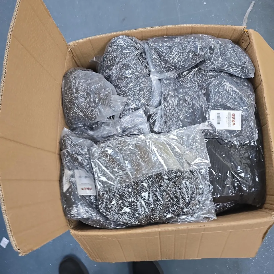 BOX OF APPROXIMATELY 45 ASSORTED CLOTHING ITEMS TO INCLUDE: TAMSY DRESS 