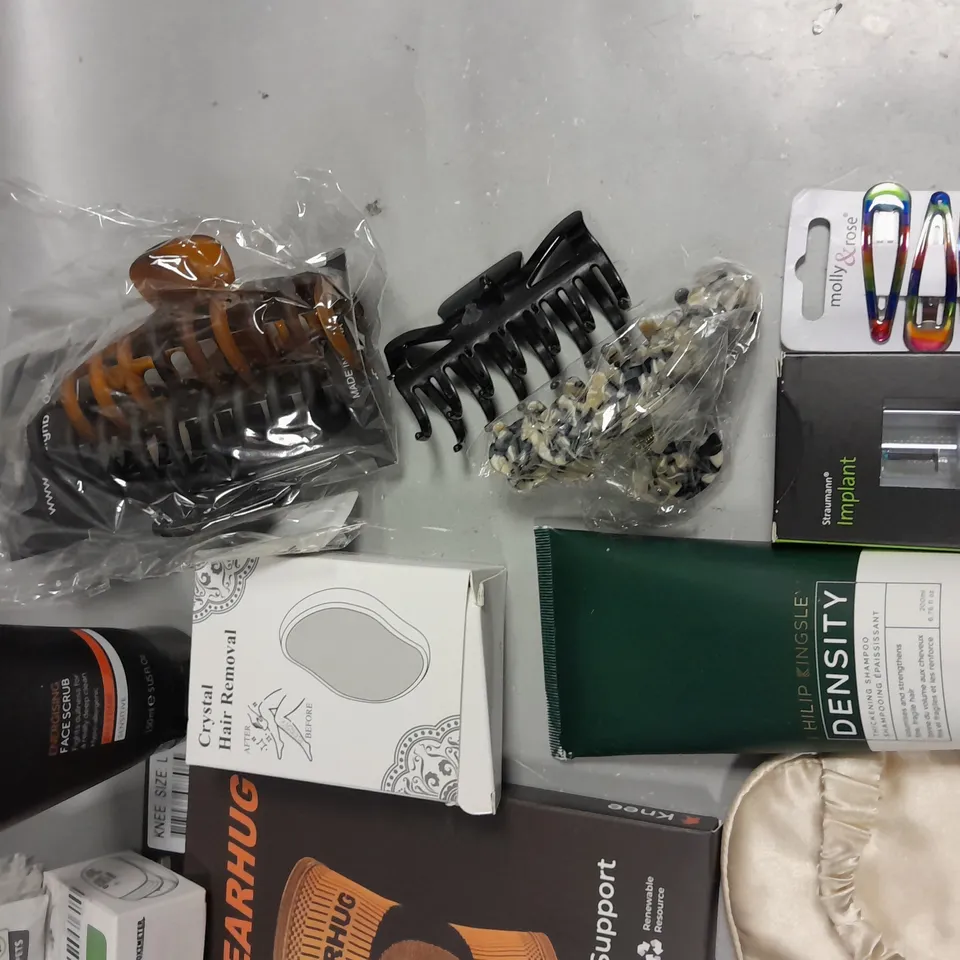 BOX OF APPROXIMATELY 15 COSMETIC ITEMS TO INCLUDE - HAIR CLIP - CRYSTAL HAIR REMOVAL - NO7 FACE SCRUB - ETC