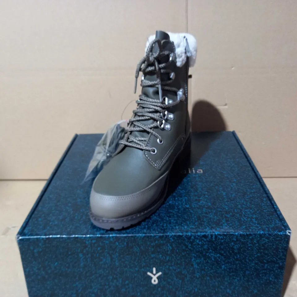 BOXED PAUR OF EMU OKAB FAUX LEATHER BOOTS IN DARK OLIVE UK SIZE 5