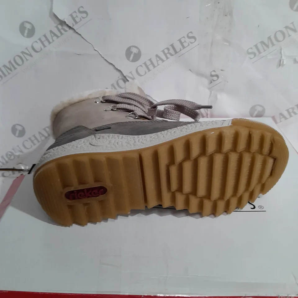 BOXED PAIR OF RIEKER ANTISTRESS WARM HIKING BOOTS SIZE 4 CREAM 