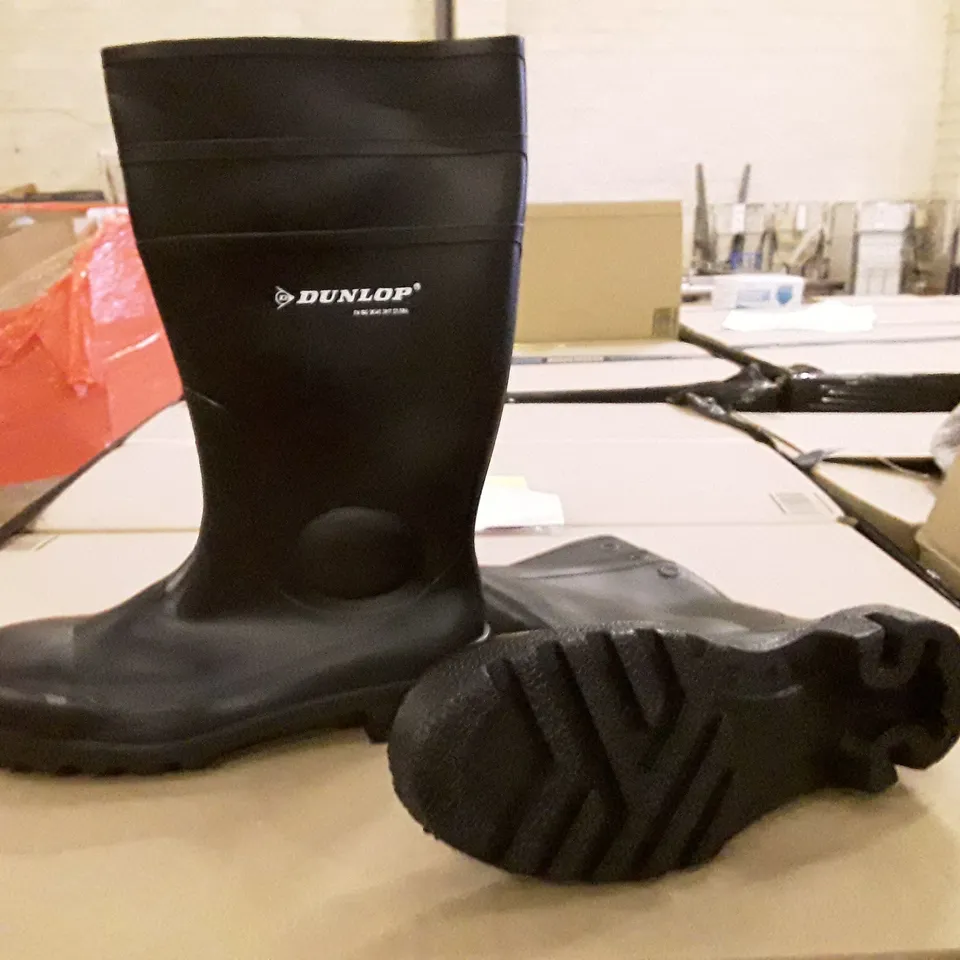 PALLET OF BOXES CONTAINING DUNLOP PROTOMASTER FULL SAFETY SIZE 9 WELLINGTON BOOTS 