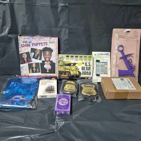 APPROXIMATELY 15 ASSORTED TOYS & GAMES TO INCLUDE TOY POLICE BADGES, US OLIVE DRAB CAMOUFLAGE SET, MINI ME CHIN PUPPETS, ETC