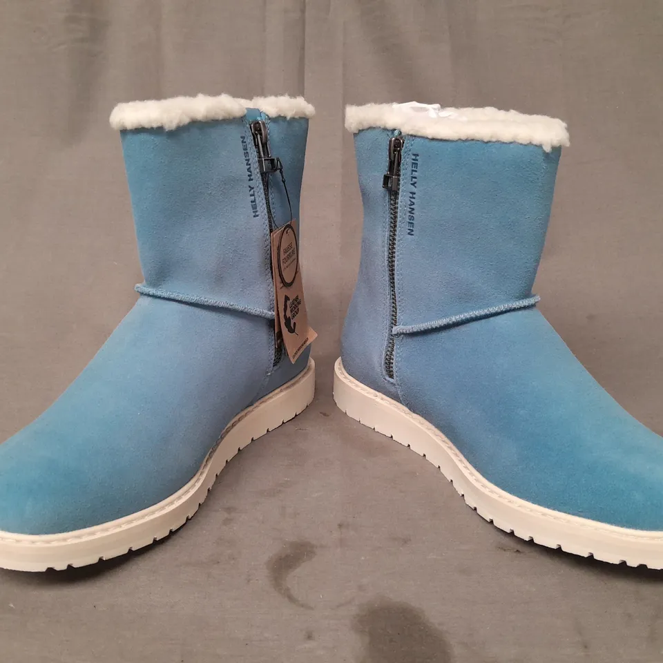 BOXED PAIR OF HELLY HANSEN ANNABELLE BOOTS IN BLUE UK SIZE 4