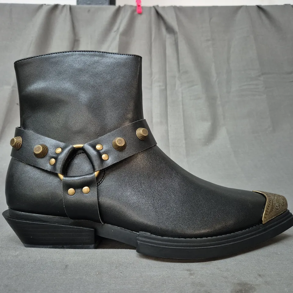 BOXED PAIR OF KOI SOULRENDER MEN'S HARDWARE COWBOY BOOTS IN BLACK/ANTIQUE BRONZE UK SIZE 11