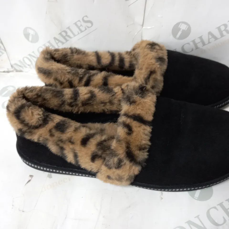 BOXED PAIR OF SKETCHERS FUR LINED LEOPARD SLIPPERS IN BLACK SIZE 4
