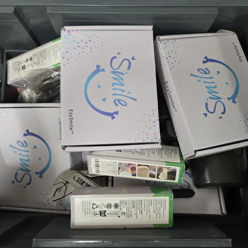 APPROXIMATELY 12 ASSORTED HOUSEHOLD ITEMS TO INCLUDE UNIVERSAL SUPER GLUE, SUPER 6 CERIATED GREY TIPS, EZYSMILE DENTURES, ETC