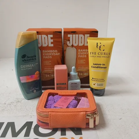 TOTE OF APPROXIMATELY 12 ASSORTED COSMETIC ITEMS TO INCLUDE JUDE BAMBOO EVERYDAY PADS, HEAD AND SHOULDERS, EVE CURLS, BYOMA ETC