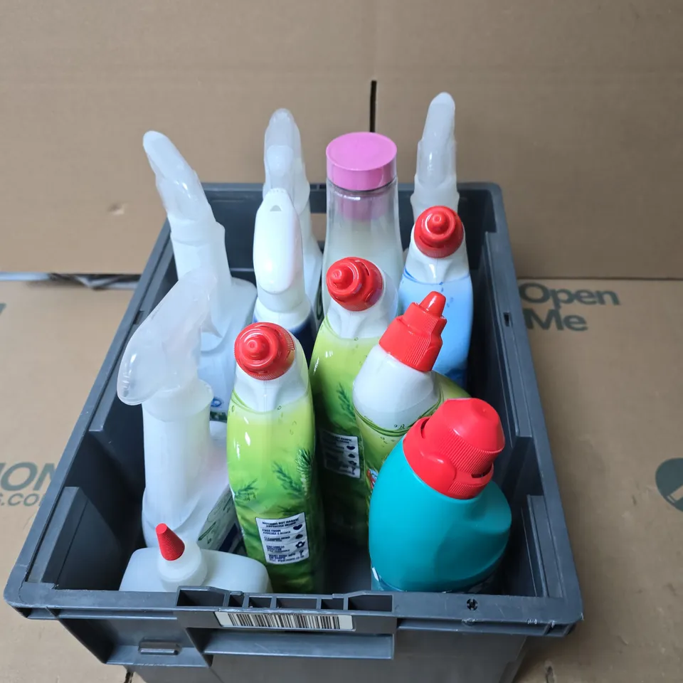 APPROXIMATELY 12 ASSORTED HOUSEHOLD LIQUIDS INCLUDING HARPIC ACTIVE FRESH , EASY AQUA BLEACH AND ECO VER FABRIC SOFTENER