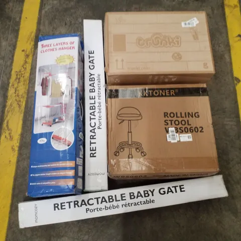 PALLET OF ASSORTED HOUSEHOLD GOODS TO INCLUDE BABY GATES, STOOLS AND DOG BEDS ECT