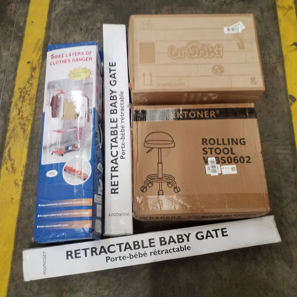 PALLET OF ASSORTED HOUSEHOLD GOODS TO INCLUDE BABY GATES, STOOLS AND DOG BEDS ECT 