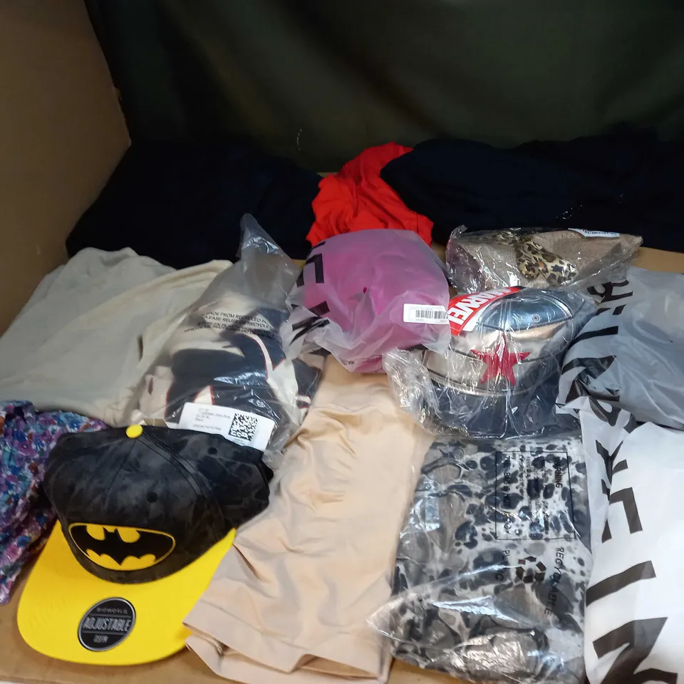 BOX OF APPROX 35 ASSORTED CLOTHING ITEMS TO INCLUDE - DRESSES, T-SHIRTS AND TROUSERS