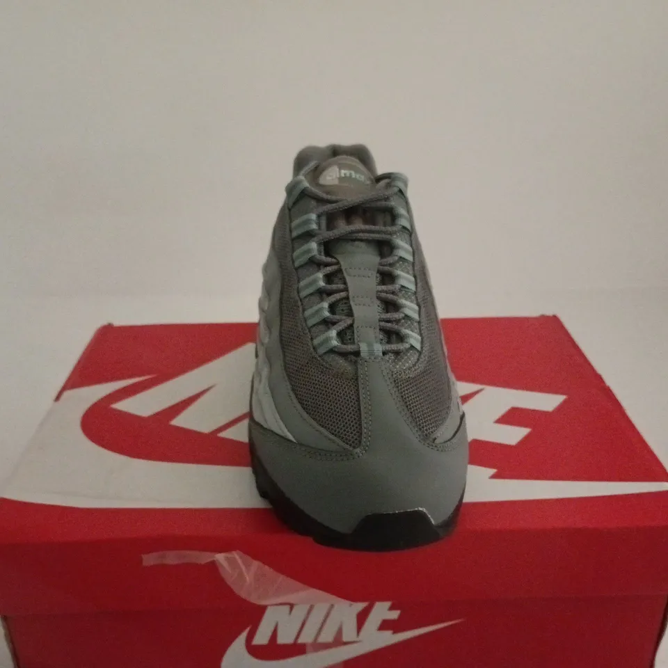 NIKE AIR MAX 95 OG UK 8.5 BOXED