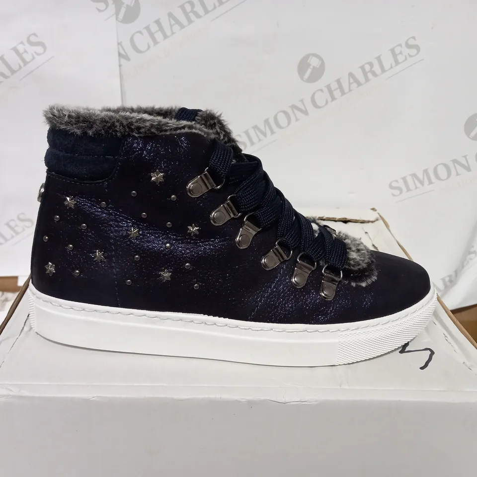 BOXED PAIR OF MODA NAVY/STAR DETAIL TRAINERS - SIZE 5