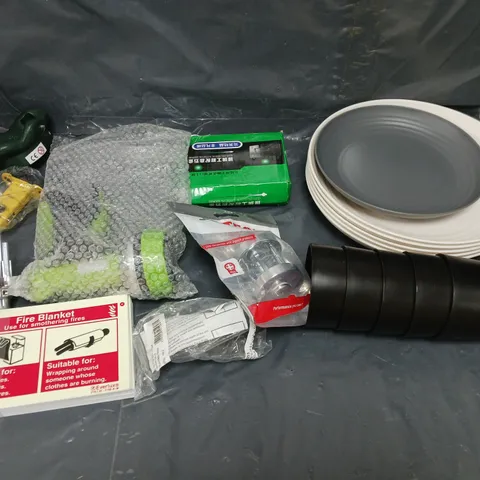 BOX OF APPROXIMATELY 8 ASSORTED ITEMS TO INCLUDE - PLASTIC PLATES, PLASTIC CUPS, AND FIRE BLANKET SIGNS ETC. 