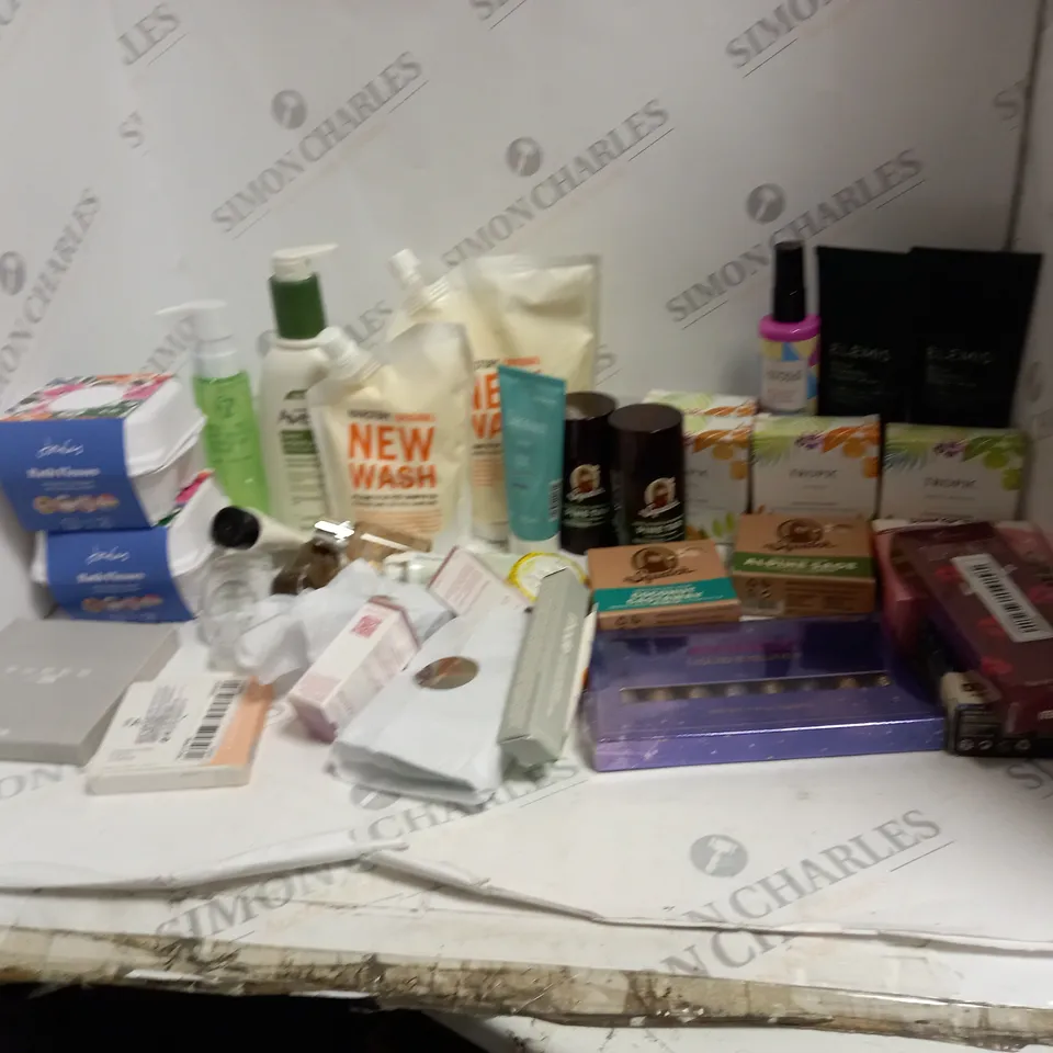 BOX OF ASSORTED COSMETICS TO INCLUDE AVEENO, TROPIC, ELEMIS, DR SQUATCH ETC