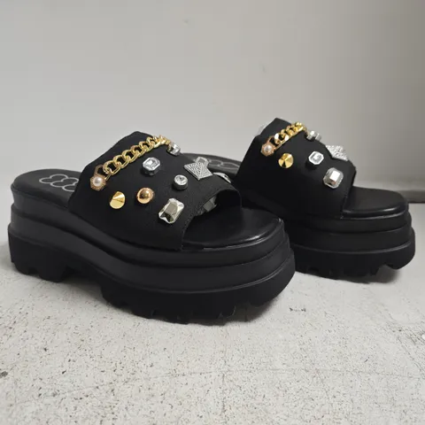 BOXED PAIR OF UNBRANDED PLATFORM OPEN TOE SLIDE SANDALS IN BLACK SIZE 3