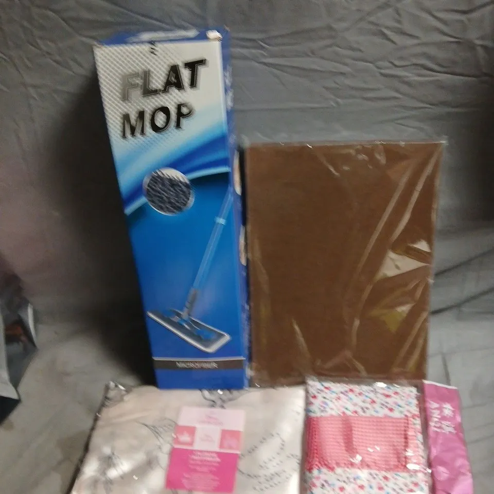 BOX OF APPROXIMATELY 15 ASSORTED HOUSEHOLD ITEMS TO INCLUDE FLAT MOP, DISNEY PRINCESS PILLOWCASE AND BROWN CARD