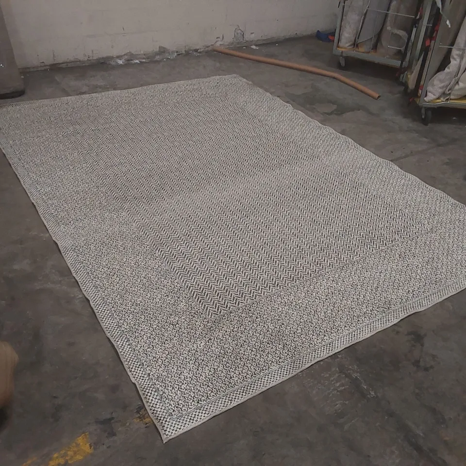 QUALITY DESIGNER AREA RUG - APPROXIMATELY 320 x 230cm