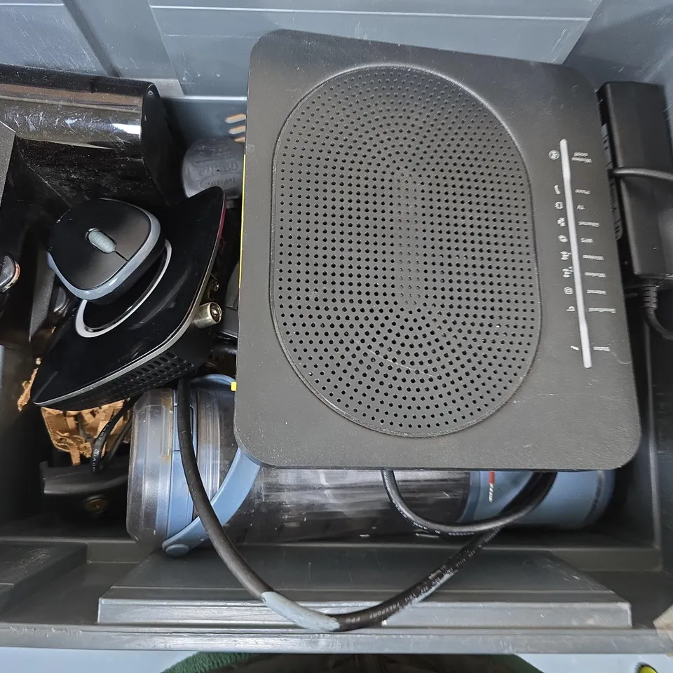 APPROXIMATELY 6 ASSORTED ELECTRICAL ITEMS TO INCLUDE LOGI MOUSE, NINJA BLENDER, TECHNICOLOUR ROUTER, ETC