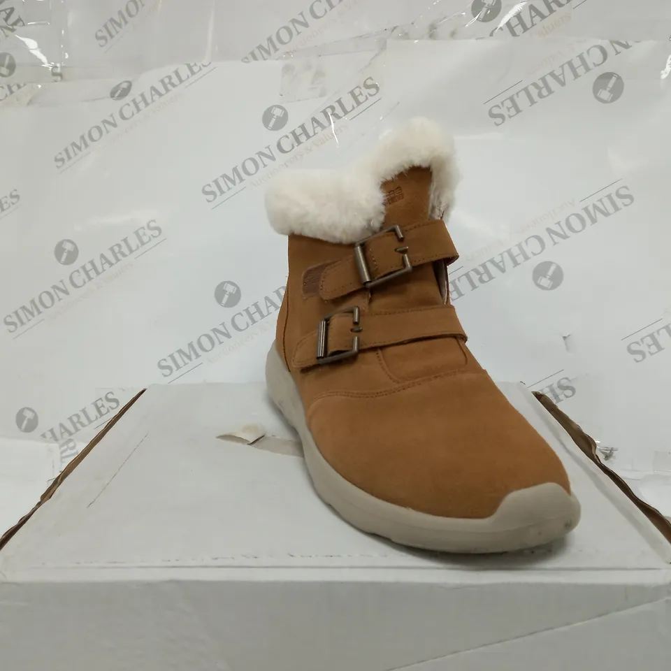 SKETCHERS ON THE GO WINTER FLING BOOT SIZE 6.5