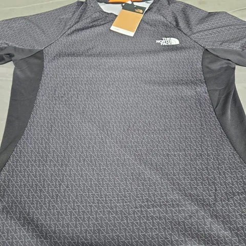 THE NORTH FACE PERFORMANCE TEE - SIZE M