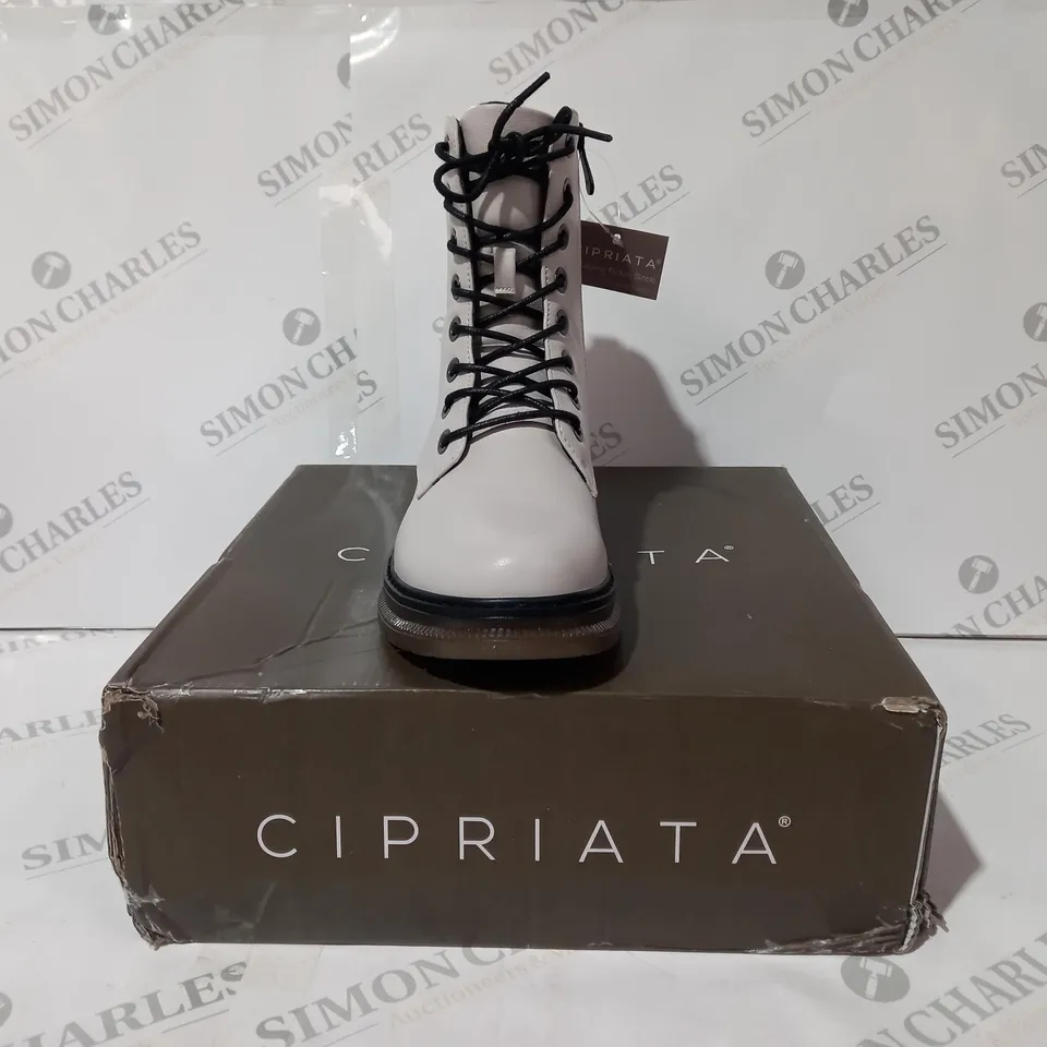 BOXED PAIR OF CIPRIATA ANNETTA ANKLE BOOTS IN WHITE UK SIZE 6