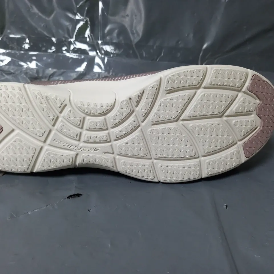 SKECHERS ARCJ IT REFINE TRAINERS SIZE 6