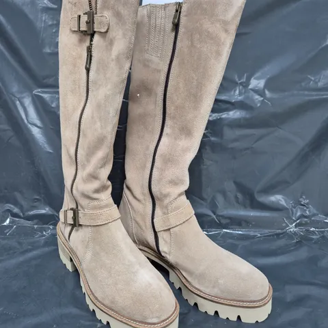 BOXED PAIR OF MODA IN PELLE DORI KNEE HIGH BOOTS IN BEIGE SIZE 7
