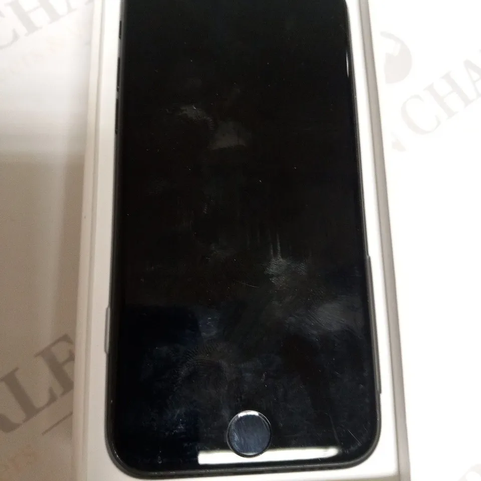 BOXED APPLE IPHONE 7 MOBILE PHONE