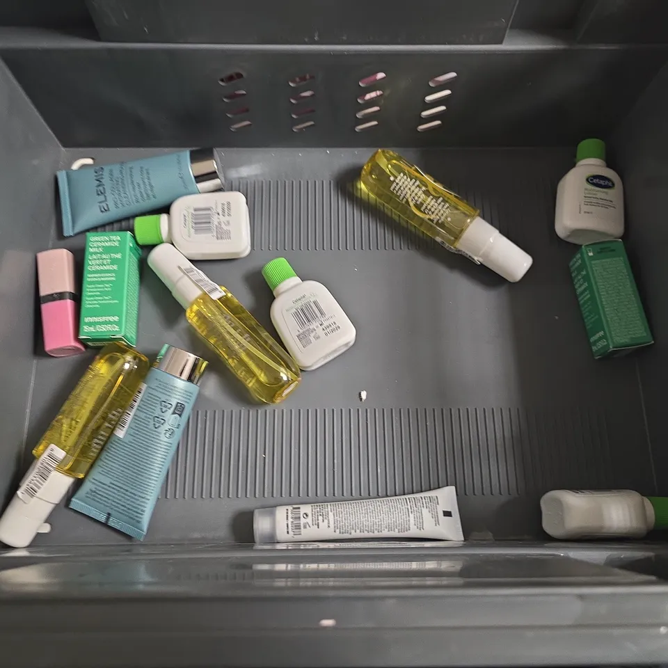 LOT OF APPROXIMATELY 20 ASSORTED HEALTH AND BEAUTY ITEMS TO INCLUDE DOVE SOAP MULTI-PACK, UNBERLUBE AND SIMPLE MOISTURISER