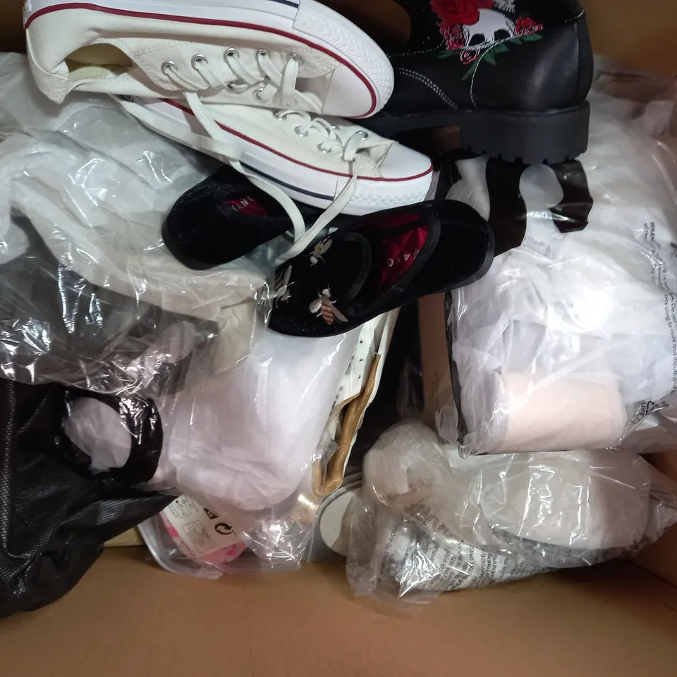 BOX OF APPROXIMATELY 15 ASSORTED PAIRS OF SHOES AND FOOTWEAR ITEMS IN VARIOUS STYLES AND SIZES TO INCLUDE FASHION, ROMANO, ROYAL SOFT, ETC