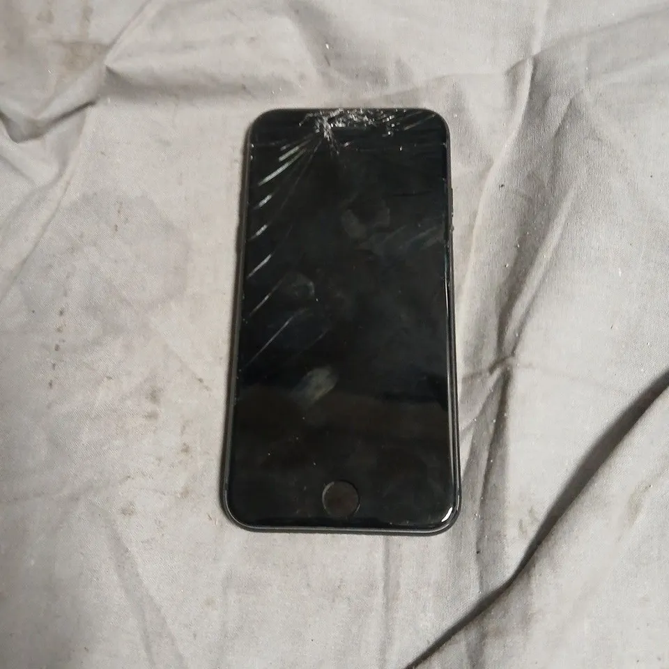 APPLE IPHONE – SPACE GREY SMARTPHONE WITH CRACKED SCREEN 