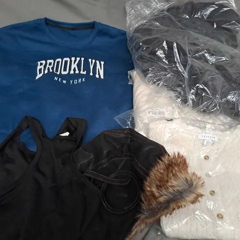 APPROXIMATELY 25 ASSORTED CLOTHING ITEMS IN VARIOUS SIZES TO INCLUDE TOPS, JUMPERS, CARDIGAN, ETC