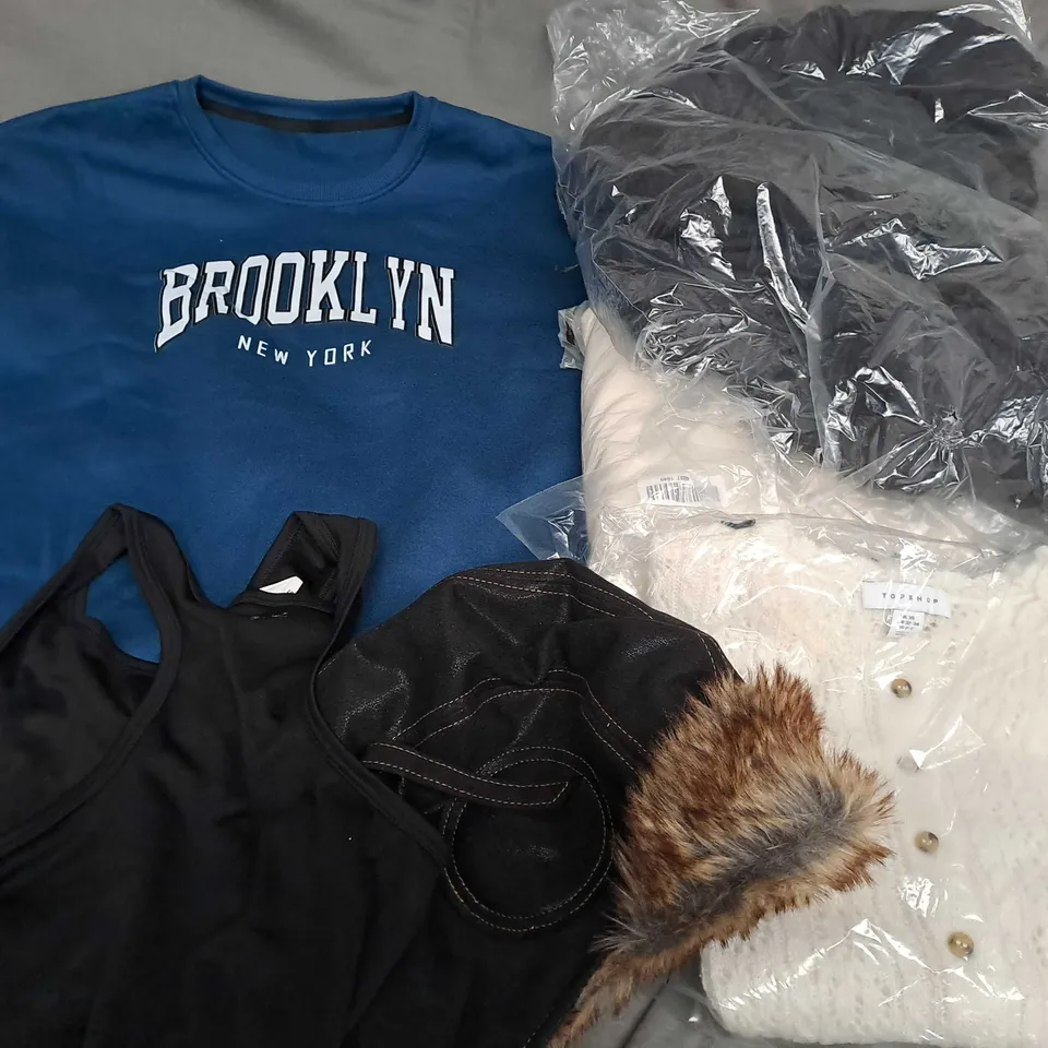 APPROXIMATELY 25 ASSORTED CLOTHING ITEMS IN VARIOUS SIZES TO INCLUDE TOPS, JUMPERS, CARDIGAN, ETC