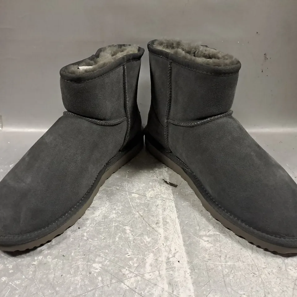 BOXED PAIR OF AUS WOOLI BONDIE FAUX FUR ANKLE BOOTS IN GREY UK SIZE 11