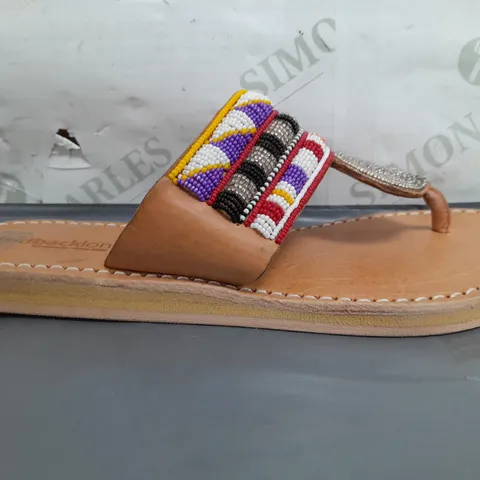 BOXED PAIR OF LAIDBACK LONDON TOE POST FLAT SANDALS IN MULTICOLOUR EU SIZE 40