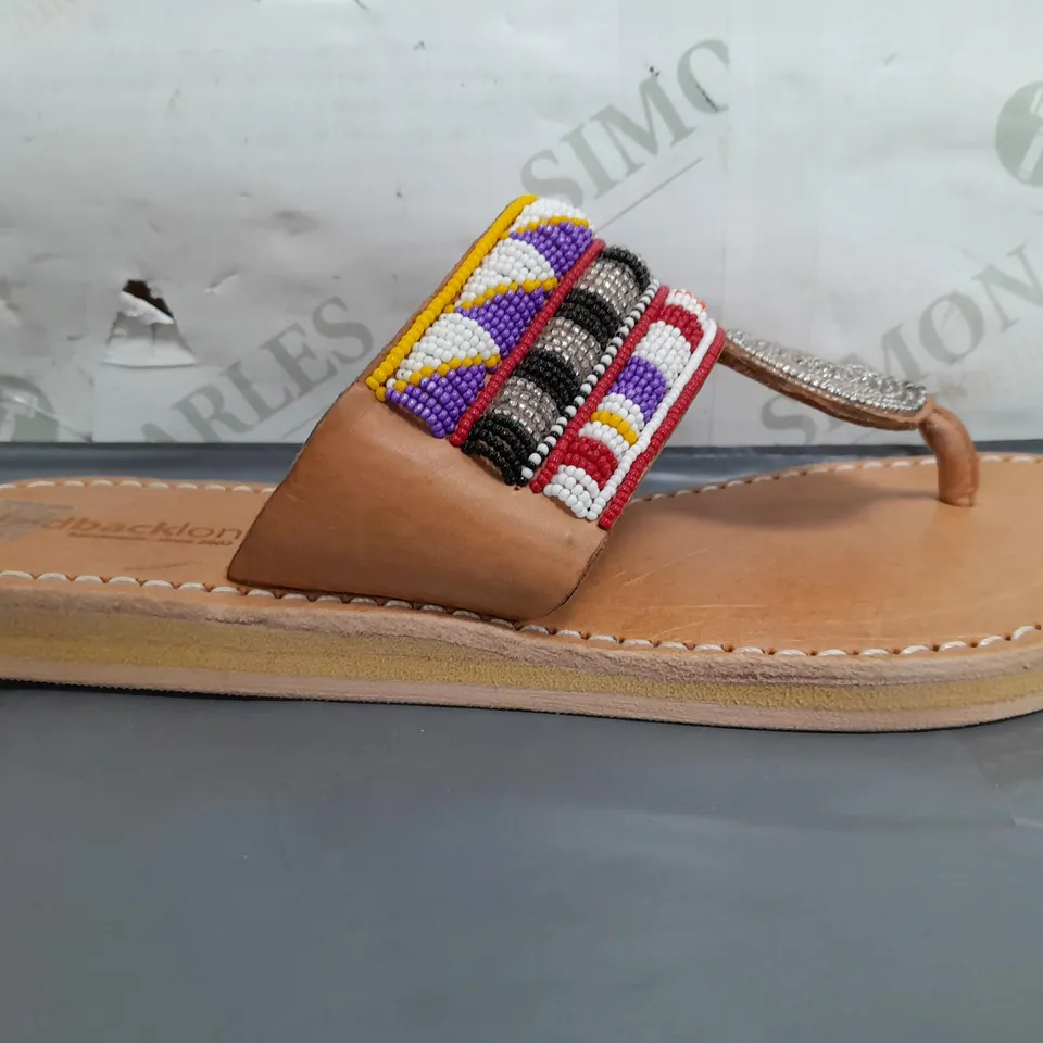 BOXED PAIR OF LAIDBACK LONDON TOE POST FLAT SANDALS IN MULTICOLOUR EU SIZE 40