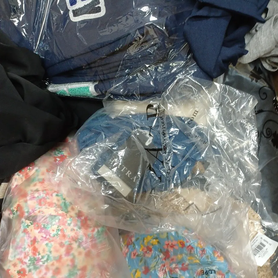 BOX OF APPROXIMATELY 25 ASSORTED CLOTHING ITEMS TO INCUDE - BAG , HOODIE , TROUSER ETC