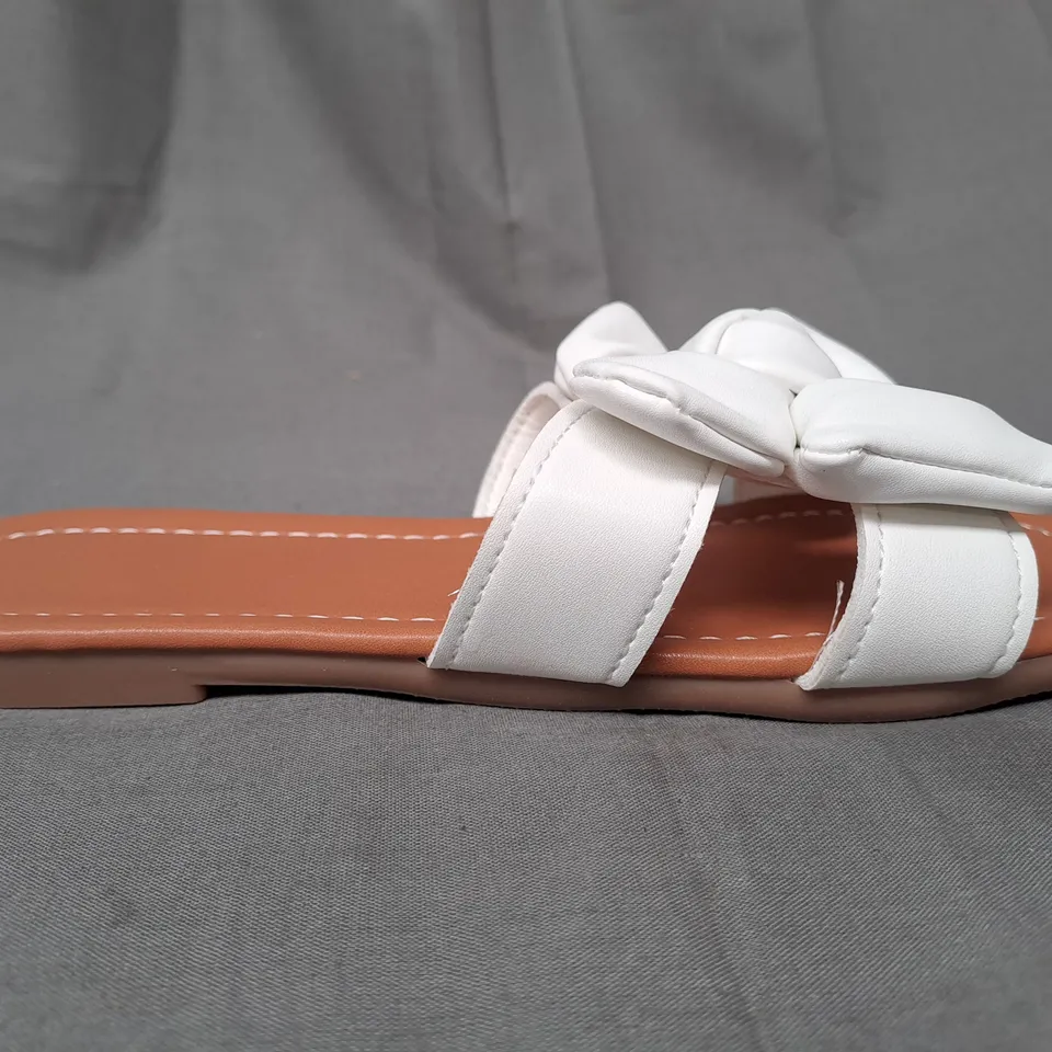 BOXED PAIR OF DESIGNER OPEN TOE FLAT SANDALS IN WHITE W. BOW DETAIL EU SIZE 35