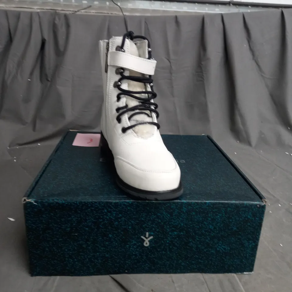 EMU AUSTRALIA WALDRON LEATHER - COCONUT SIZE 5 - BOXED 