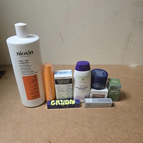 APPROXIMATELY 20 ASSORTED HEALTH & BEAUTY PRODUCTS TO INCLUDE NIOXIN SCALP + HAIR CONDITIONER, WONDERSKN LIP REHAB SERUM OIL, GREEN MASK STICK, ETC - COLLECTION ONLY