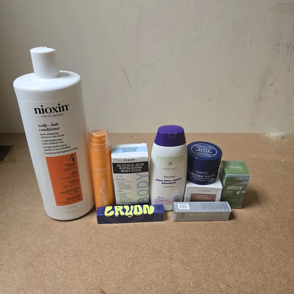 APPROXIMATELY 20 ASSORTED HEALTH & BEAUTY PRODUCTS TO INCLUDE NIOXIN SCALP + HAIR CONDITIONER, WONDERSKN LIP REHAB SERUM OIL, GREEN MASK STICK, ETC - COLLECTION ONLY