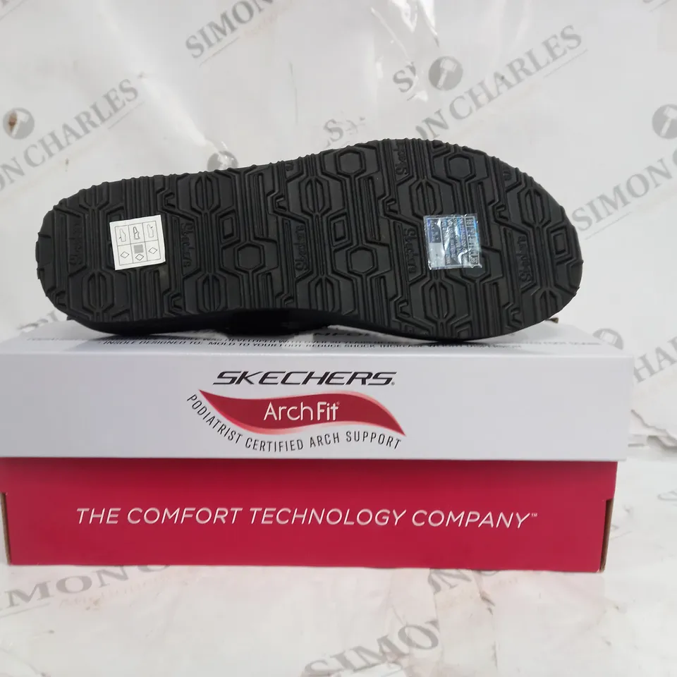 BOXED PAIR OF SKECHERS ARCHFIT SANDAL IN BLACK SIZE 7