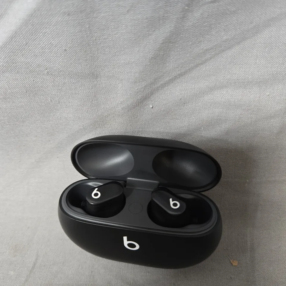 BEATS WIRELESS EARBUDS IN BLACK CHARGING CASE