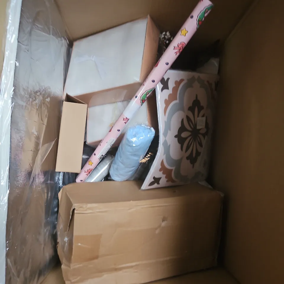 BOX OF APPROXIMATELY 12 ASSORTED HOUSEHOLD ITEMS TO INCLUDE - YARN - SPACE STAR LIGHT - OLIVIA ROCCO DEEP FITTED SHEET SIZE KING - ETC